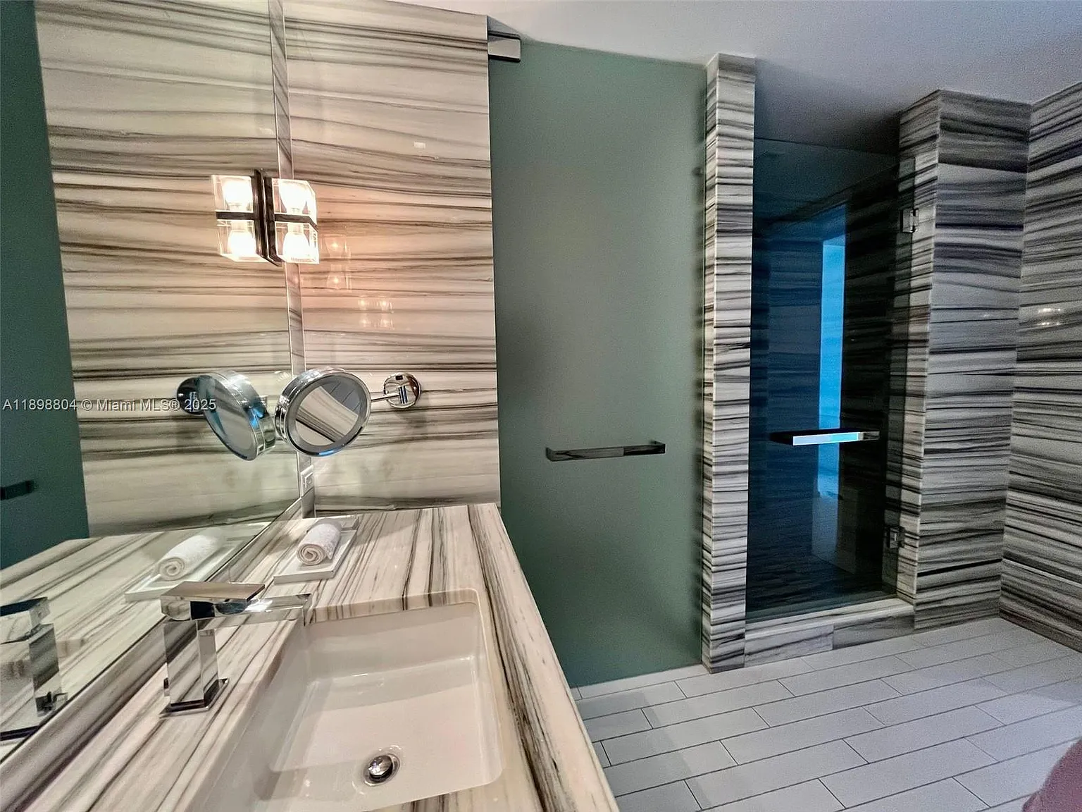 2201 Collins Ave Condo — Photo 4