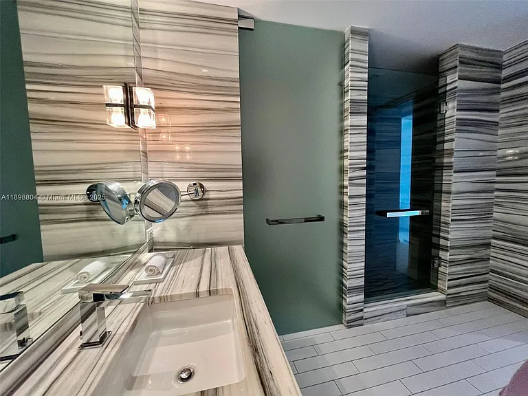 2201 Collins Ave #626 — Photo 4