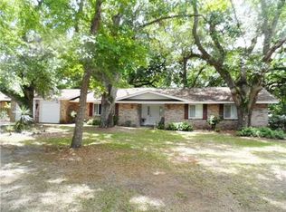 207 Oak Park Dr, Pass Christian, MS 39571