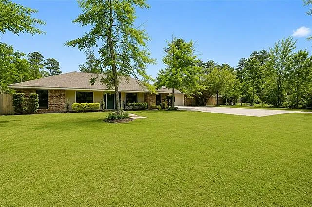 4 bed, 2.0 bath, 2060 sqft, $2,600 — Photo 2