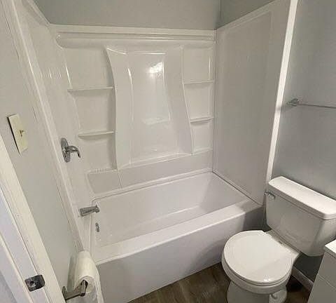 Guest bathroom tub / shower