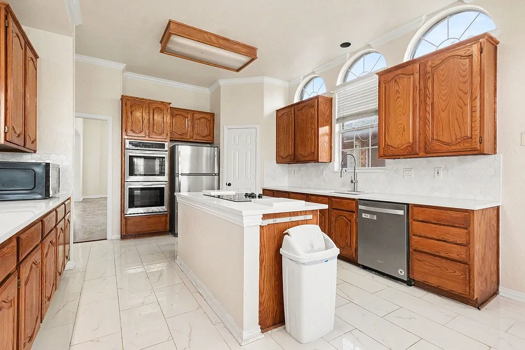 4 bed, 3680 sqft, $3,900 — Photo 2