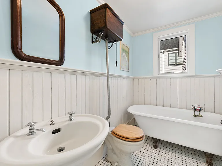 Full bath & laundry on main floor