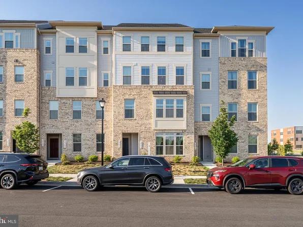 24272 Thurso Sq, Sterling, VA 20166