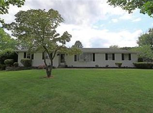 221 Applewood Dr, Easton, PA 18045
