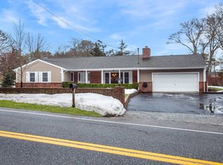 92 E Tiana Rd, Hampton Bays, NY 11946