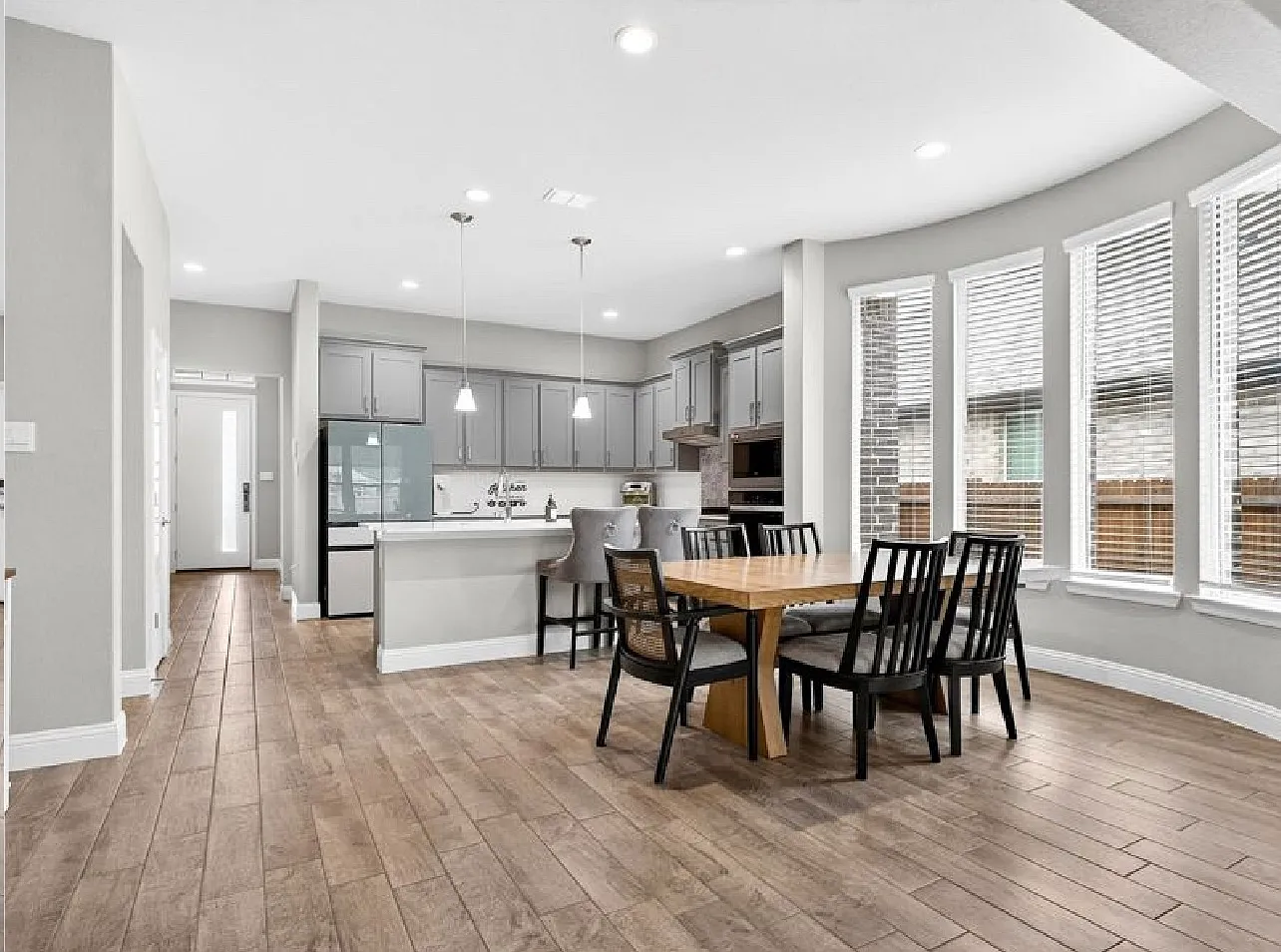 4 bed, 2.5 bath, 2104 sqft, $2,600 — Photo 4