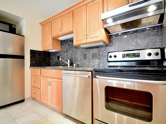 3rd image of 1040 Dolores St APT 305