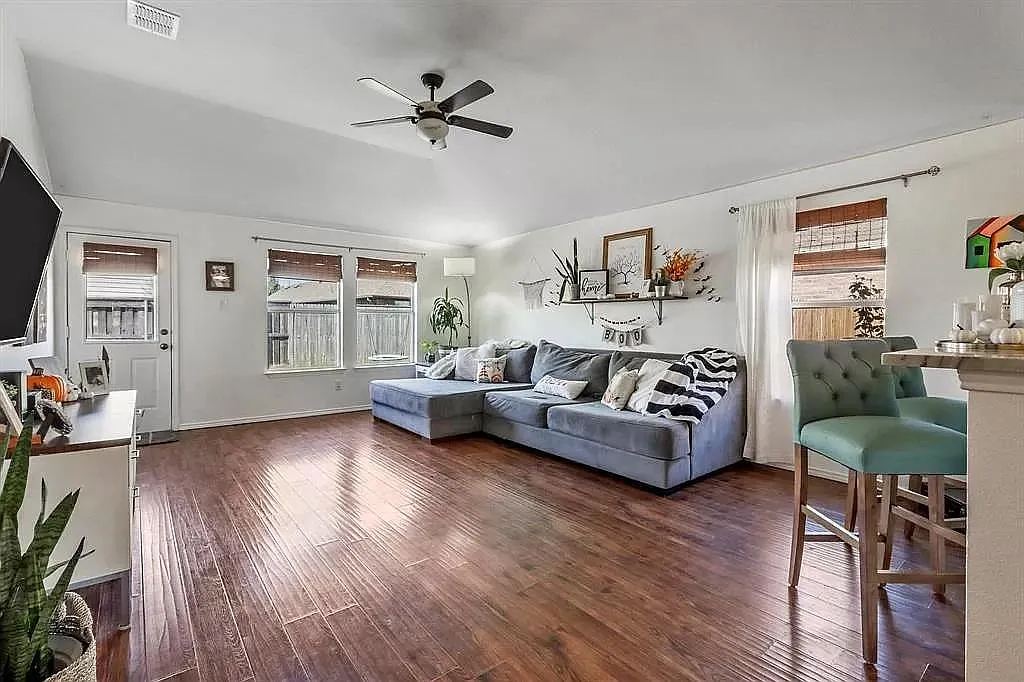 227 Hilltop Dr — Photo 4