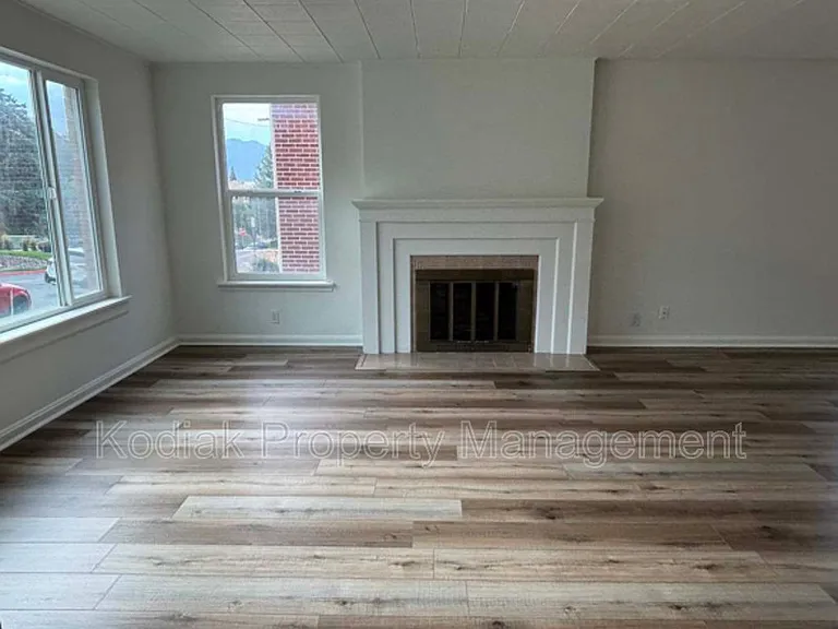 239 N Center St — Photo 3