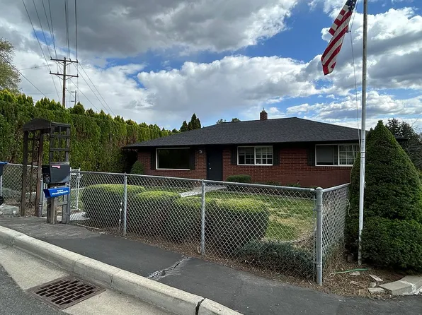 702 W Cherry Ave, Selah, WA 98942