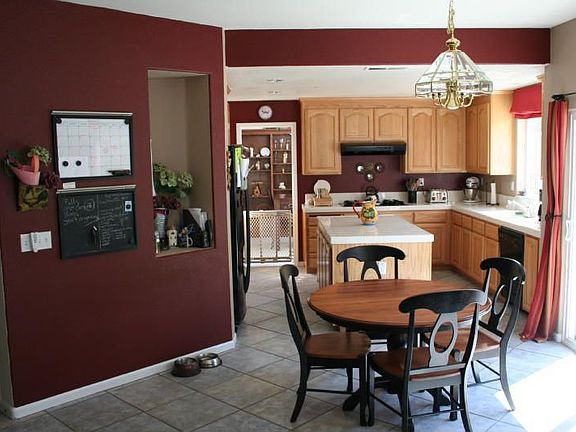 Eat in Kitchen w/center island