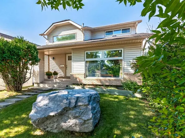 7 E Woodbrook Way SW, Calgary, AB T2W 4J7