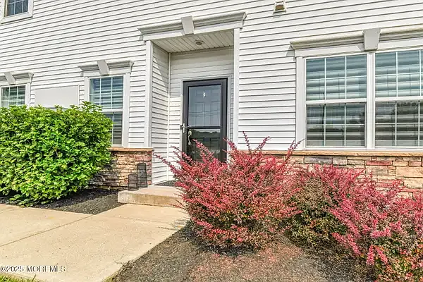 1529 Paxton Ln — Photo 3