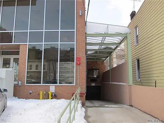 Sold by SpaceMax Realty Inc | media 22