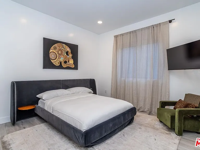 137 N Doheny Dr #3 — Photo 16