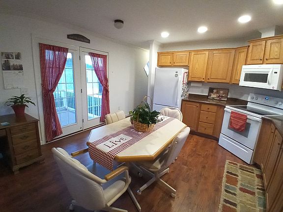 Open plan kitchen / dining