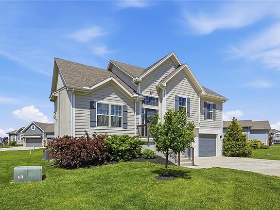 3rd image of 729 SE Juniper Dr