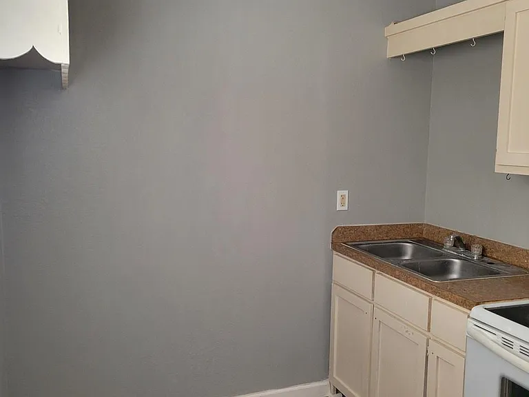 634 E 6th St #2 — Photo 8