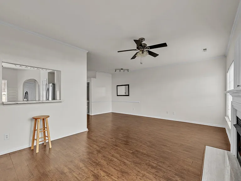 2322 Charing Cross Rd — Photo 14