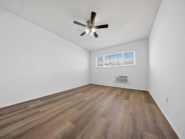 5715 Vineland Ave — Photo 29