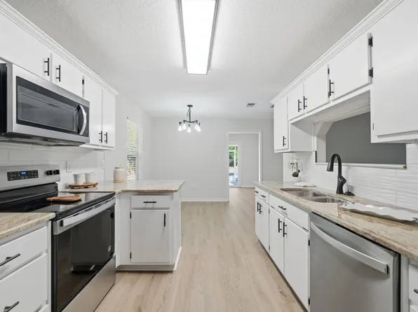 2202 Avenida De Sol, Navarre, FL 32566