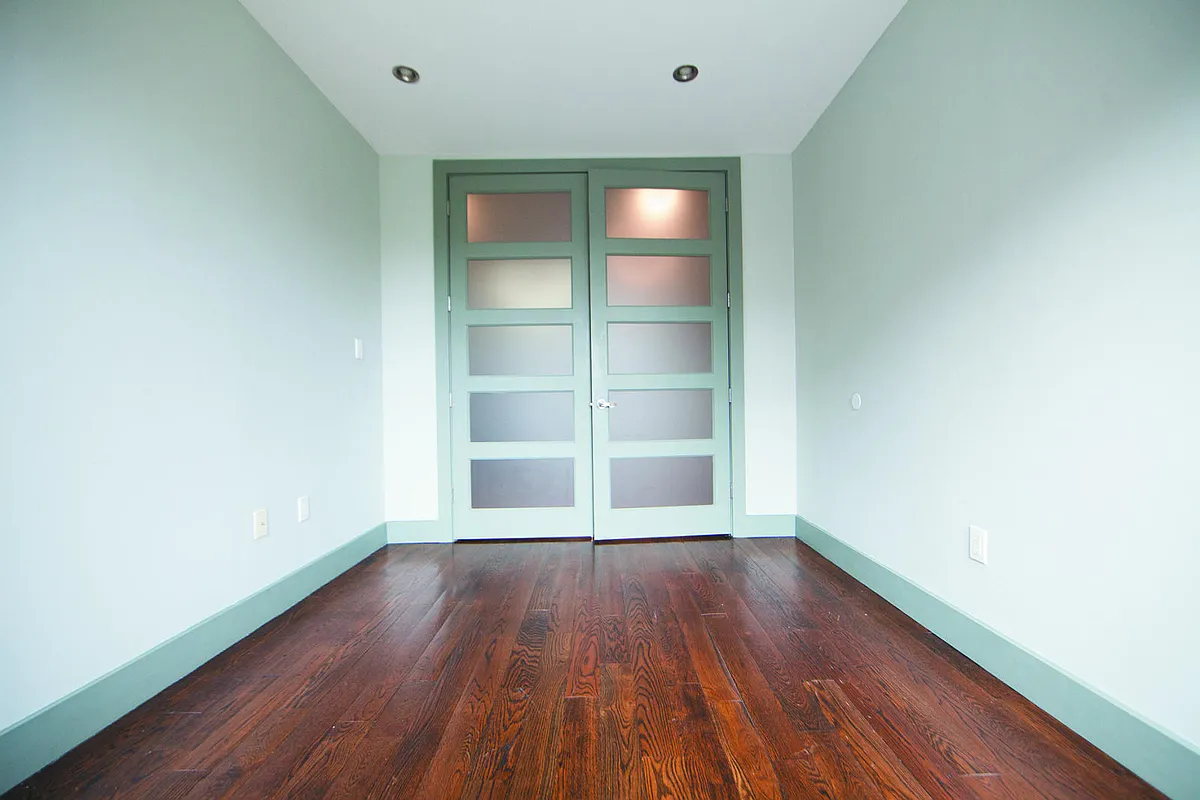 Building Photo - 508 Seneca Ave #3A