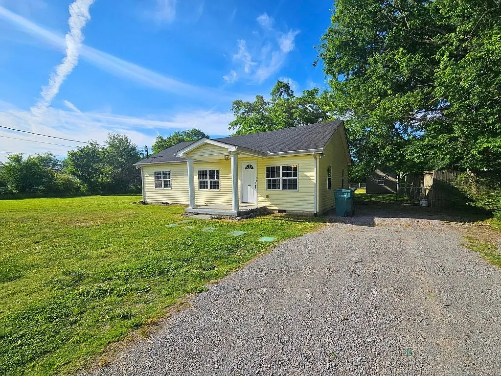 3 bed, 1.0 bath, 1071 sqft, $1,400 — Photo 2