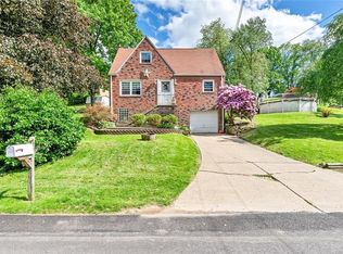 28 Suffolk Dr, Coraopolis, PA 15108