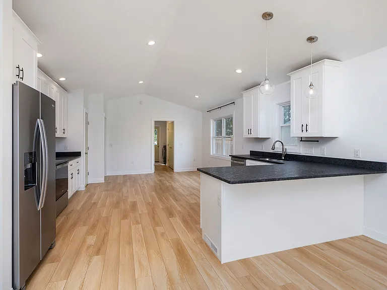 562 N Bayard Ave — Photo 8