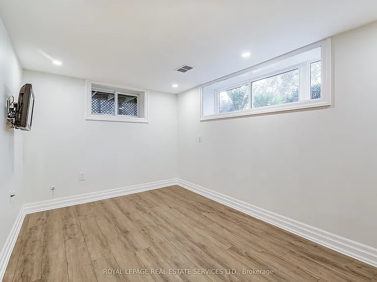 351 Strathcona Dr — Photo 40