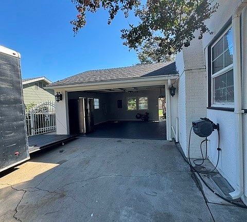 5th image of 5056 Woodman Ave