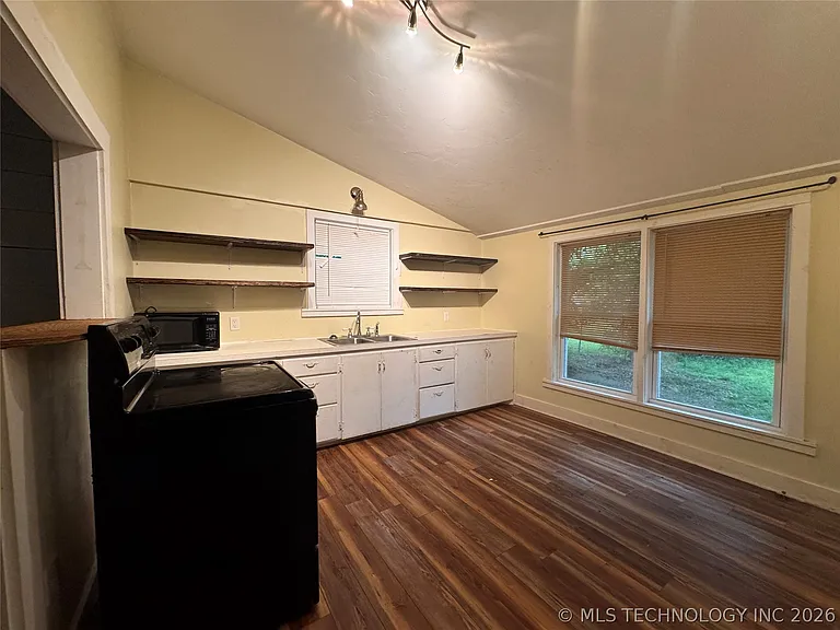 709 N 6th Ave — Photo 7