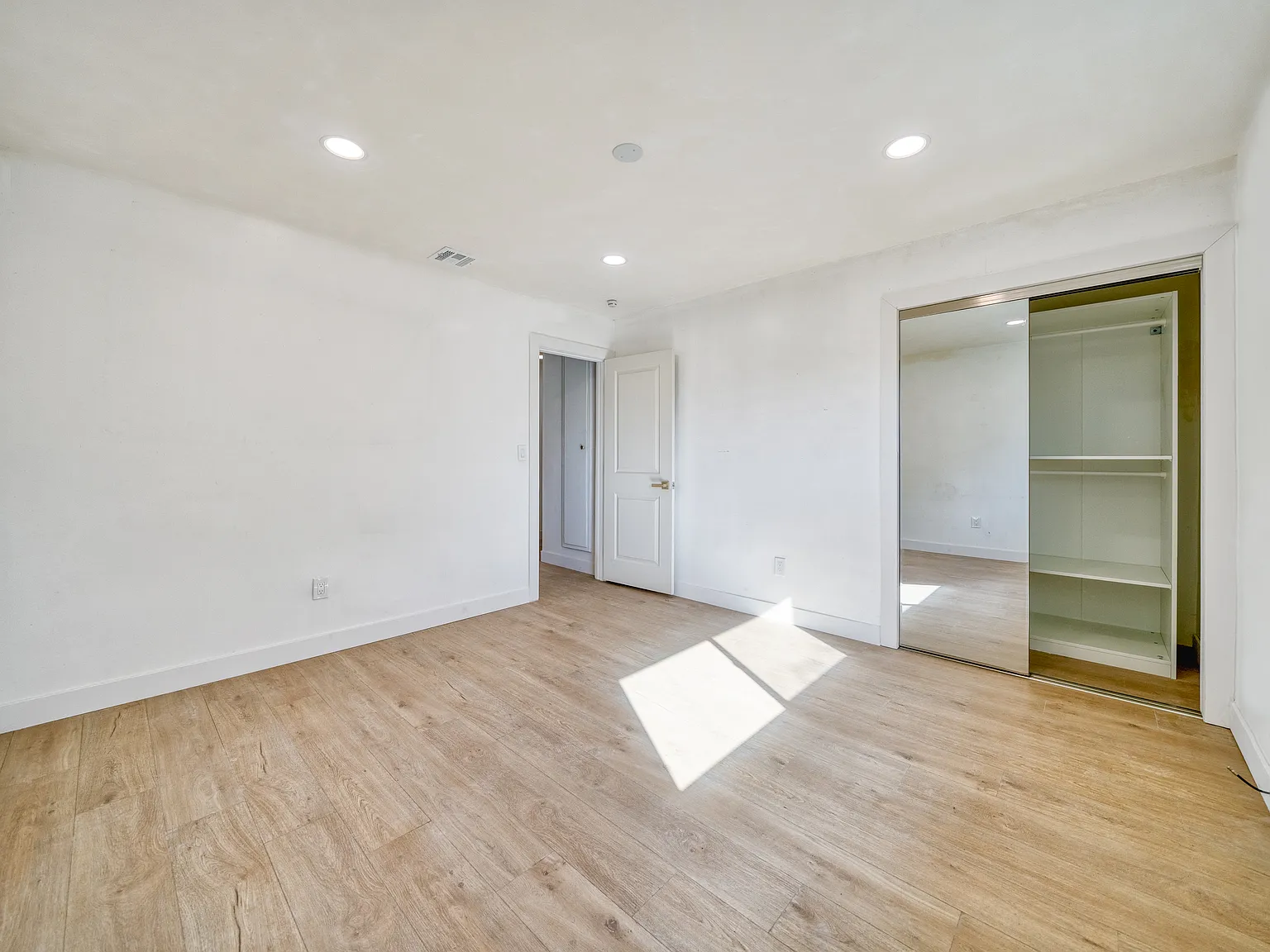 2 bed, 850 sqft, $3,200 — Photo 3