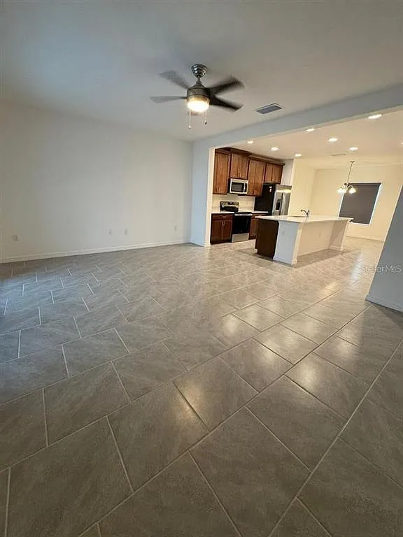 3 bed, 2.5 bath, 2120 sqft, $2,050 — Photo 2