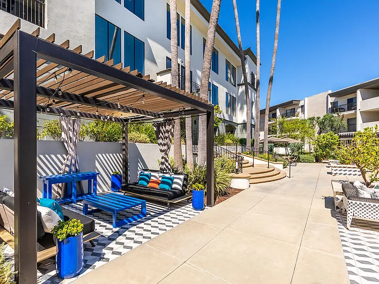 Plaza at Sherman Oaks — Photo 32