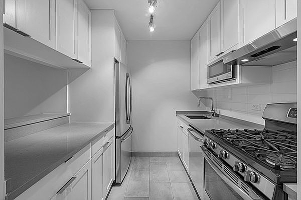 1st image of 1 Columbus Pl APT N9e