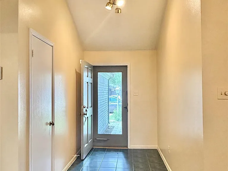 17407 Chamberlain Dr — Photo 7