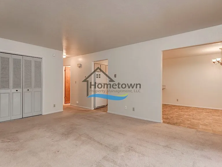 2432 & 2433 E Stowe Ct — Photo 5