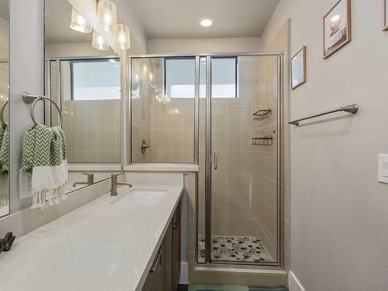 2401 Crawford St — Photo 8