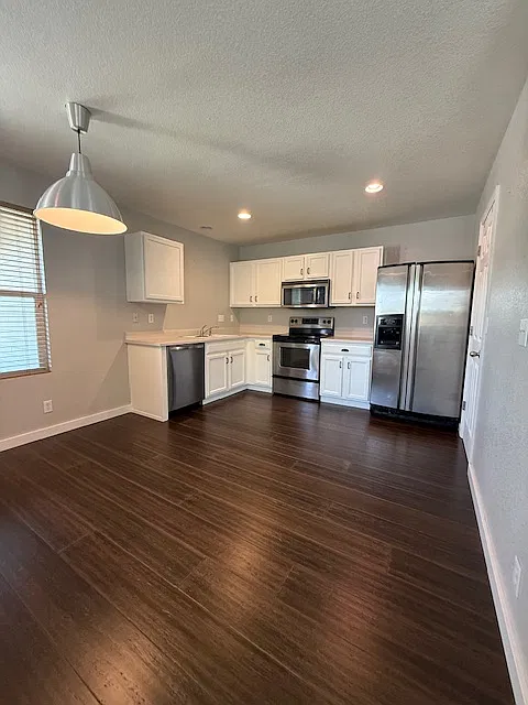 3 bed, 1400 sqft, $2,530 — Photo 2