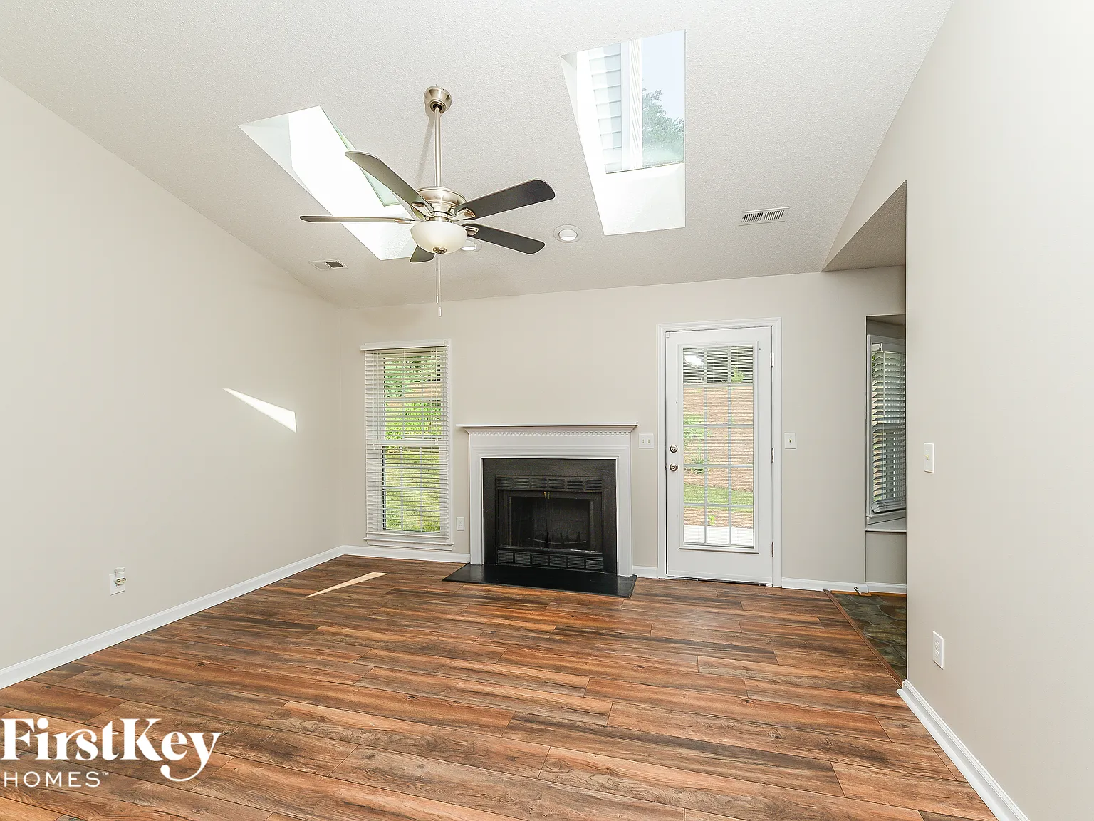 3 bed, 2.0 bath, 1447 sqft, $2,155 — Photo 3