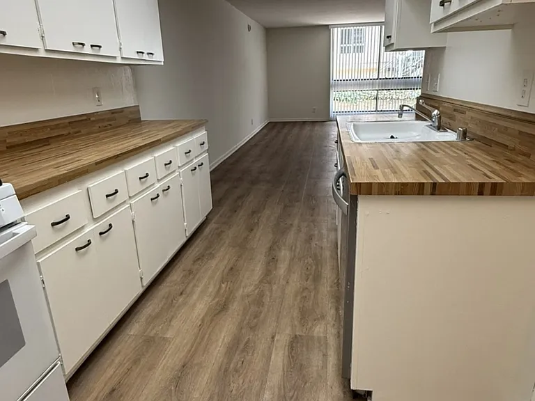 1414 Greenfield Apartments — Photo 31