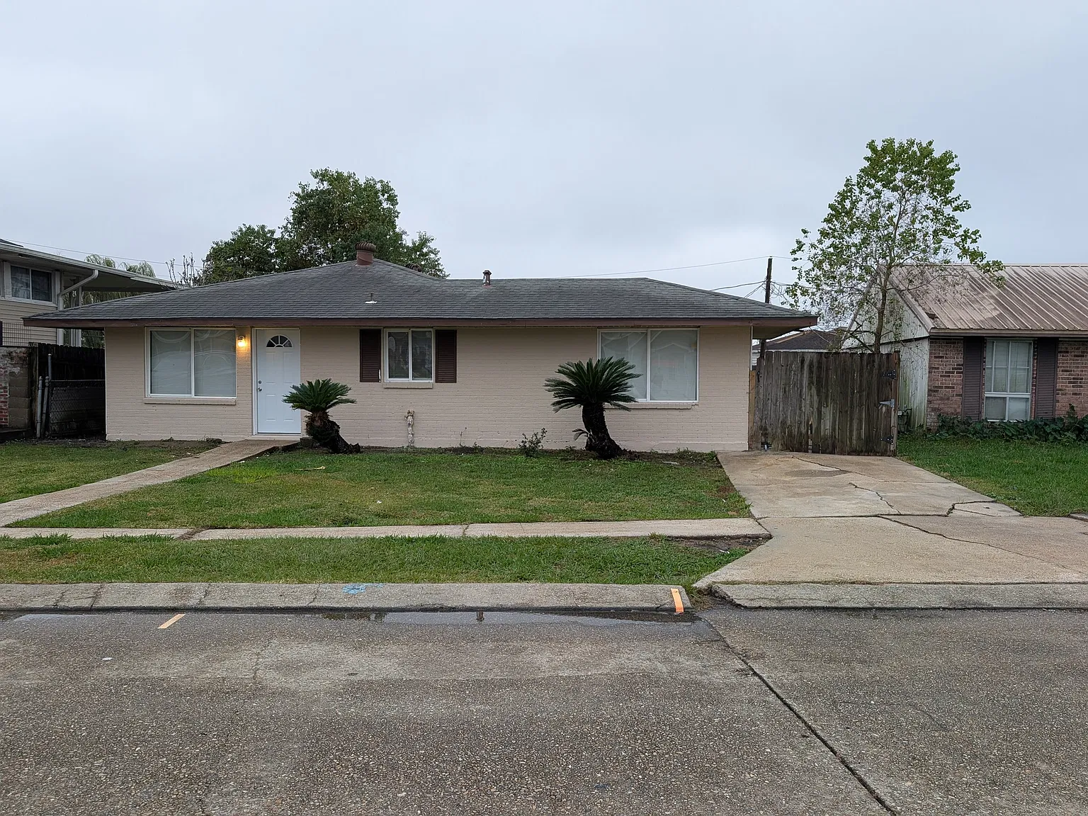 4 bed, 2.5 bath, 1800 sqft, $1,800 — Photo 1