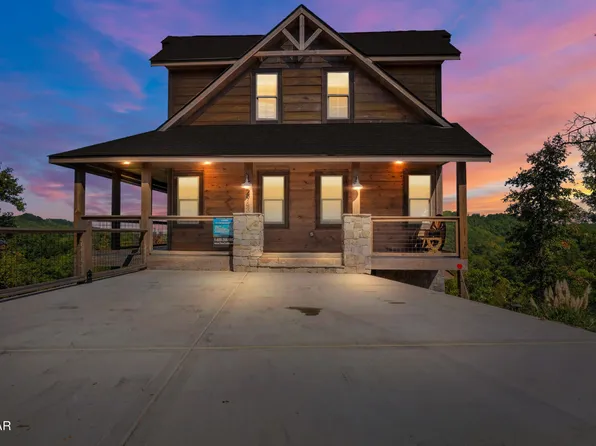 2943 Lightning Strike Dr, Sevierville, TN 37862