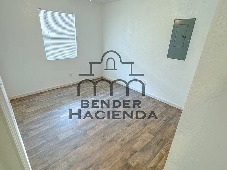 1/2 E Bender Blvd — Photo 4