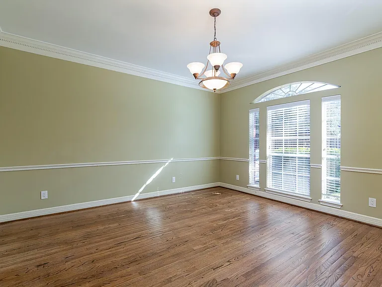 4418 Jane St — Photo 12