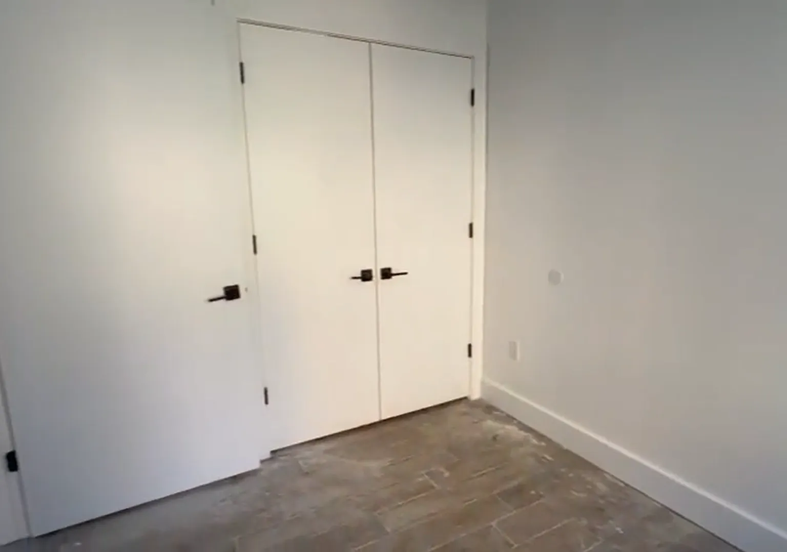 3 bed, 900 sqft, $3,373 — Photo 1