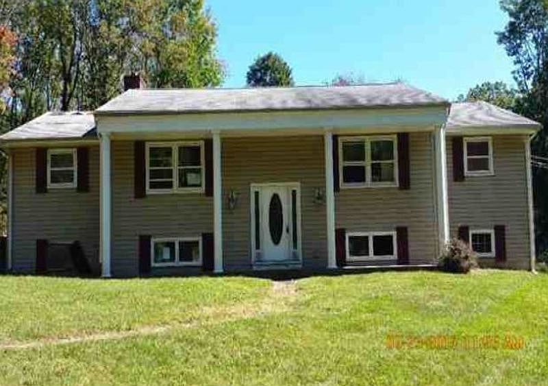 1st image of 902 Fairview Lake Ln