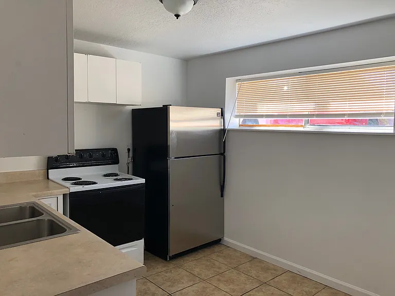 Updated 2 Bed / 1 Bath w/ Large, Flexible Floor Plan — Photo 12